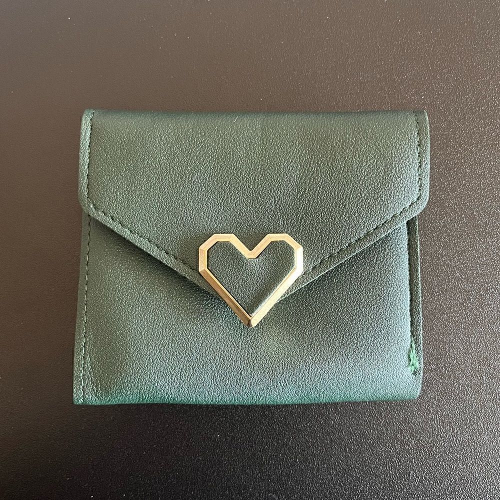 *30off3* NWT. Heart Wallet.